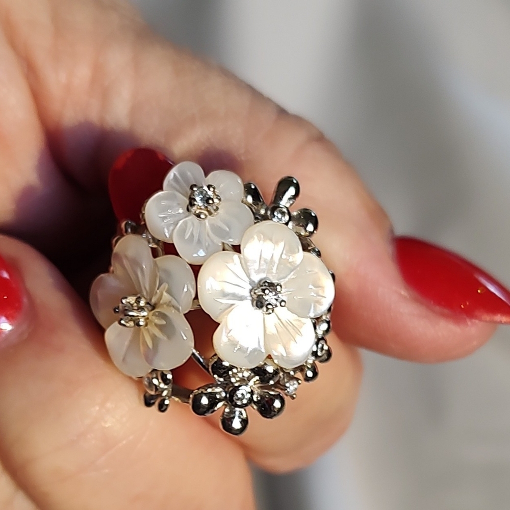 Elegant Floral Silver and White Ring - Picture 4 of 5